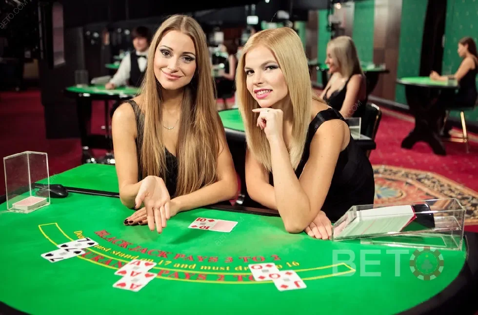 Dealer live terlihat pada meja permainan dengan panel taruhan