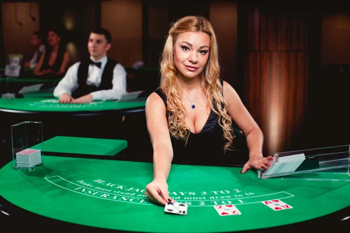 Tampilan ruang kasino live dengan meja dealer dan antarmuka permainan
